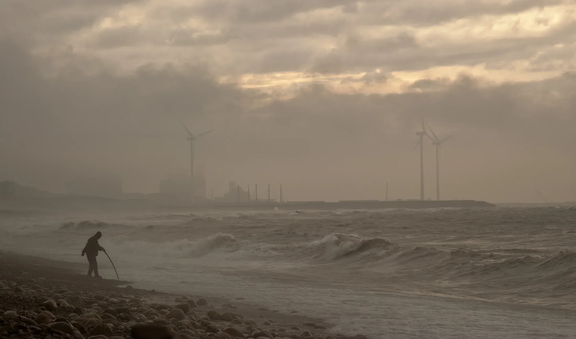 Turbine eoliene pe țărm, în ceață